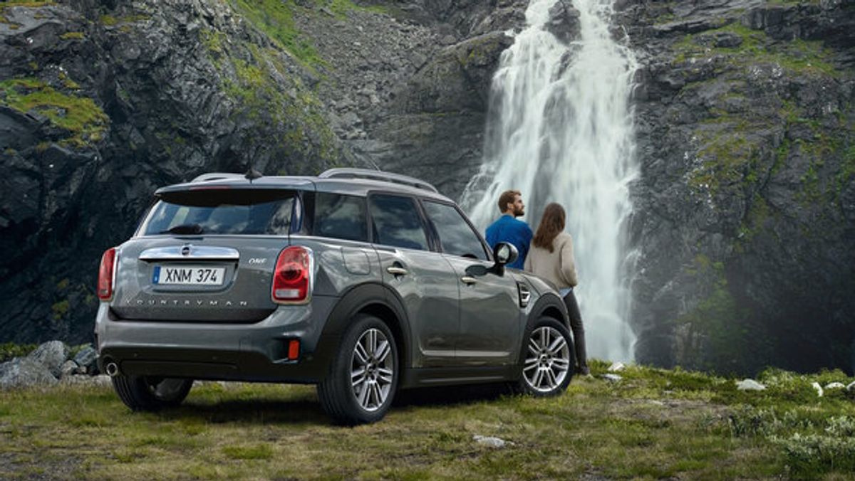 Mit dem Mini Mietwagen auf Kurvenfahrt in Tirol