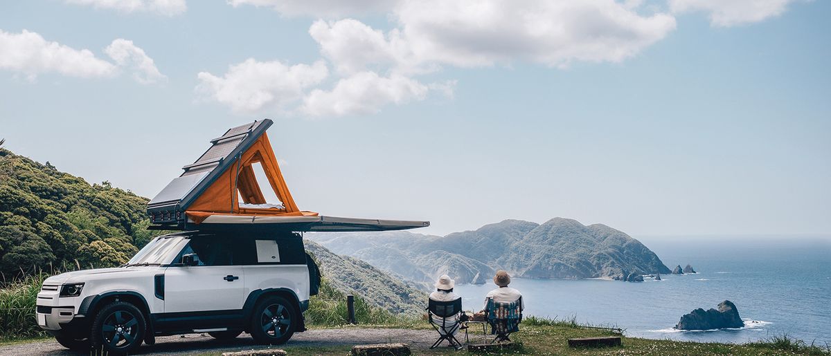 2 Personen campen in der Natur mir einem Jeep