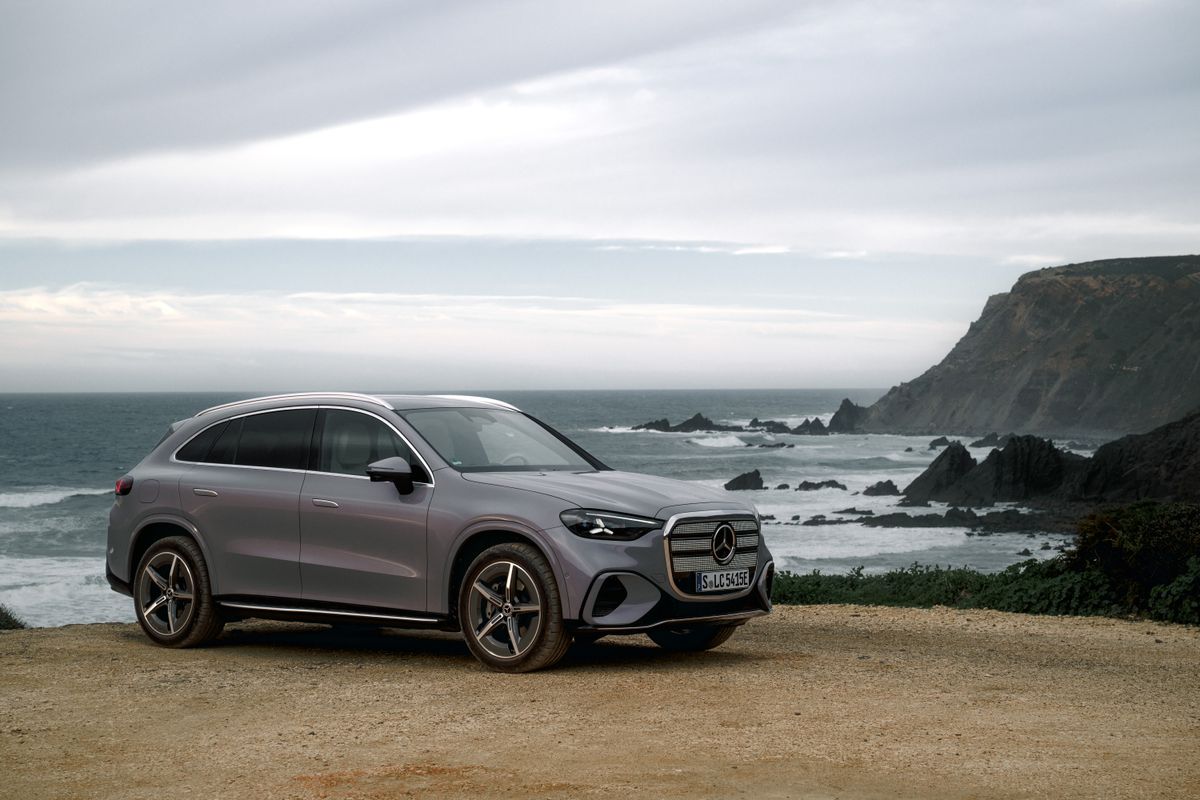 Silberner Mercedes-Benz GLC an einer felsigen Küste bei bewölktem Himmel