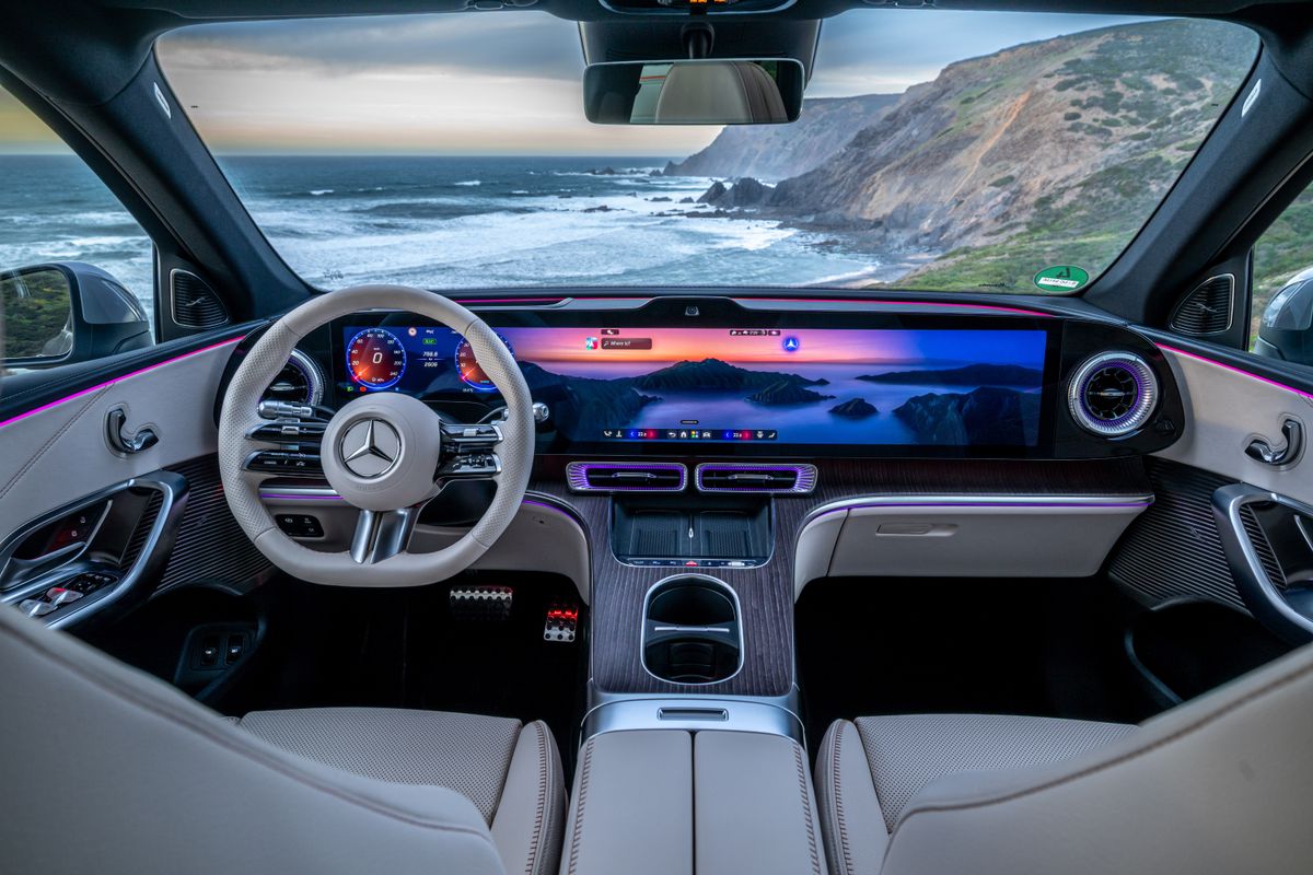 Hochwertiges Interieur eines Mercedes-Benz GLC mit breitem Panorama-Display, hellem Leder und Ambiente-Beleuchtung