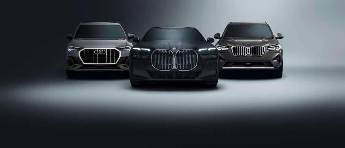 Mann steht vor Sixt Mietwagen