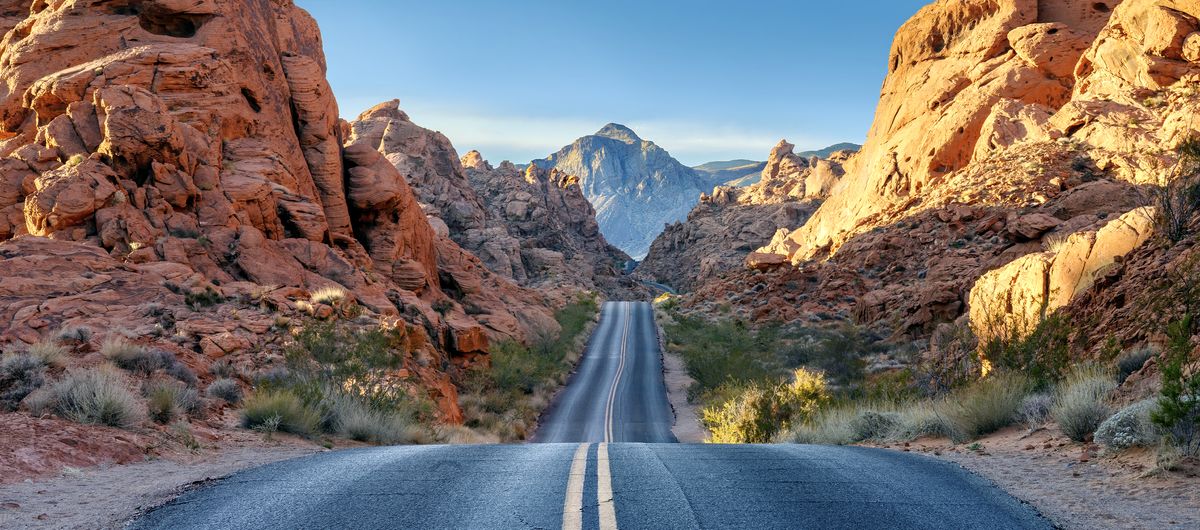 eine Straße durch das Valley of Fire State Park in Nevada