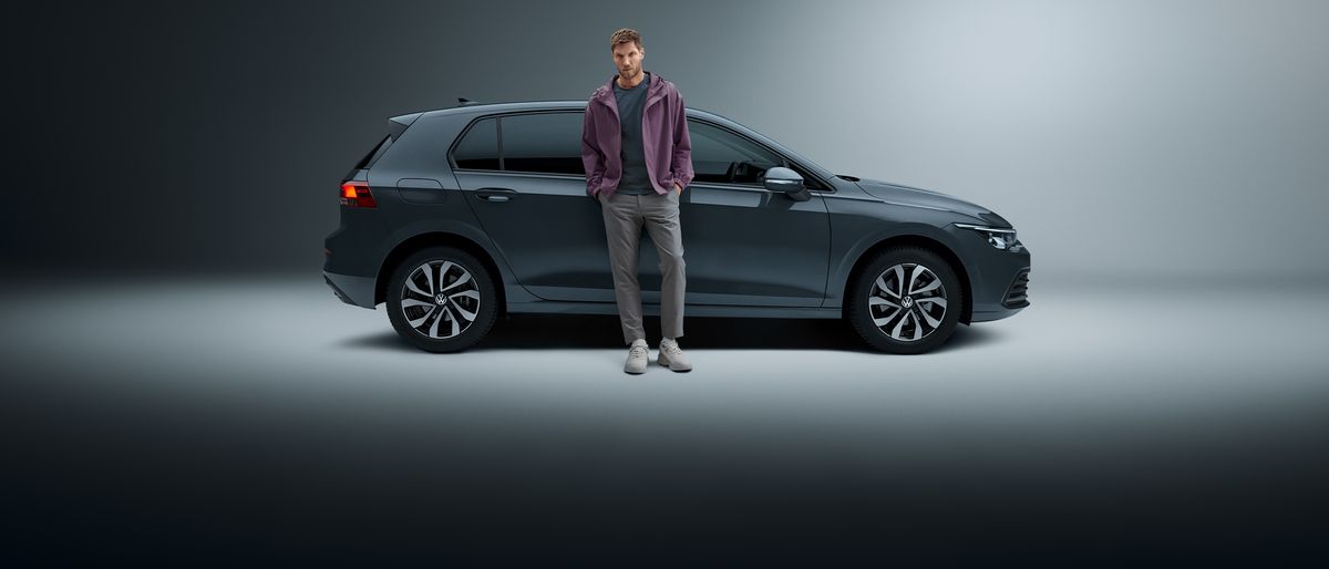 Un hombre se apoya en un VW Golf