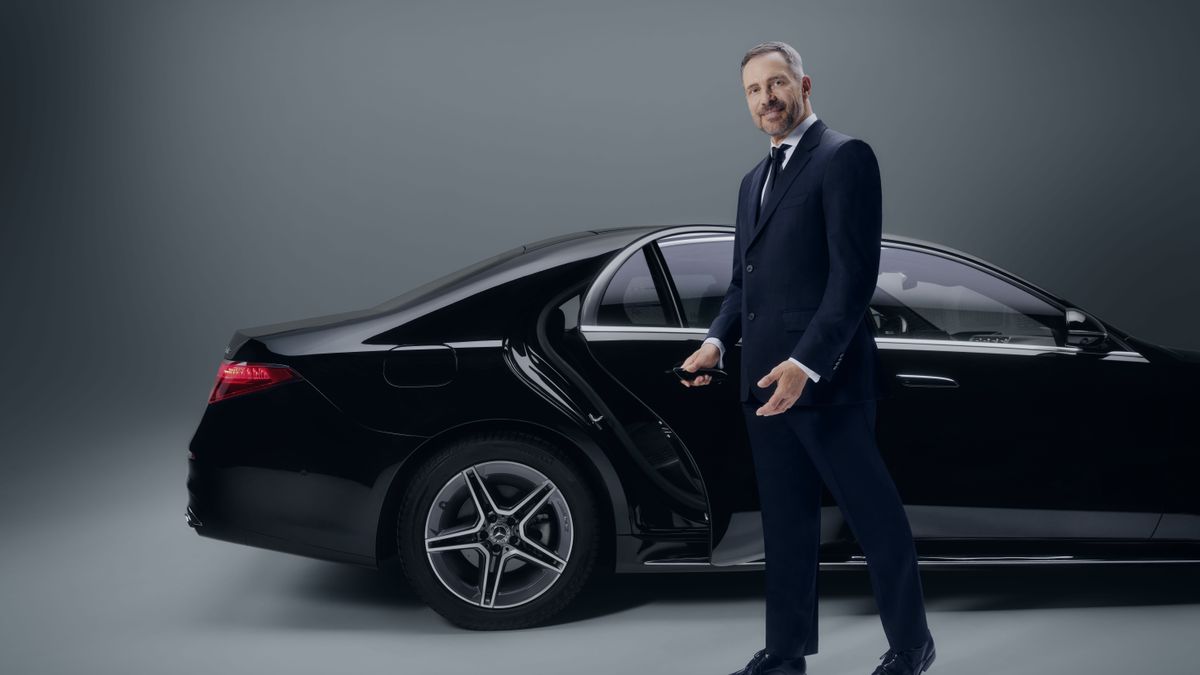 Fahrer öffnet Tür