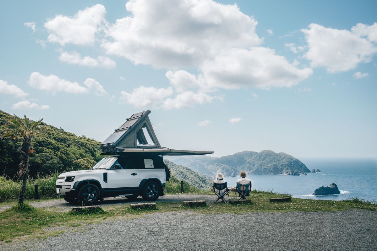 Ein Jeep mit einem Campingzelt auf dem Dach