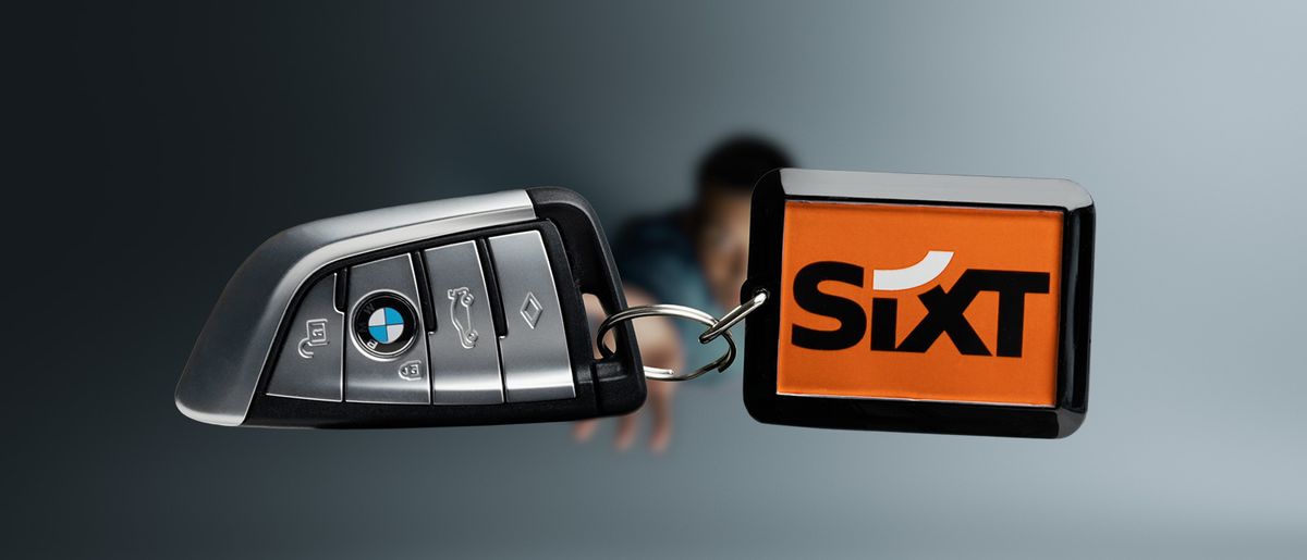 Ein BMW Autoschlüssel mit SIXT Anhänger