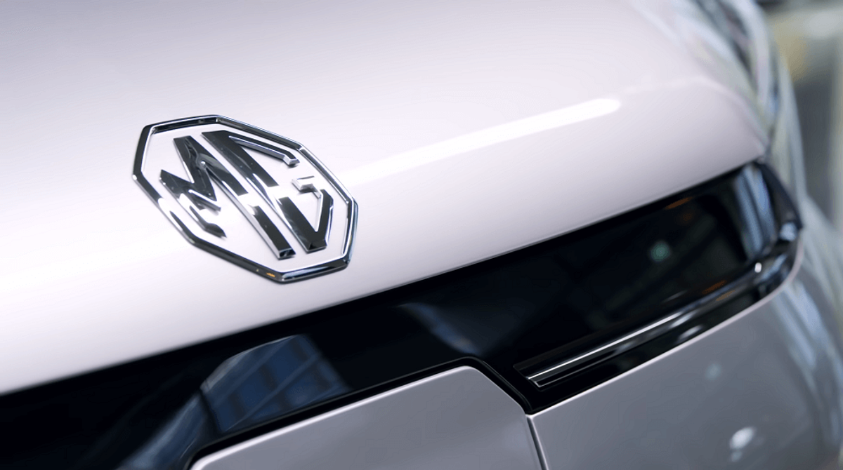 Foto der Motorhaube eines MG MG5 Sixt Mietwagen mit dem MG Logo