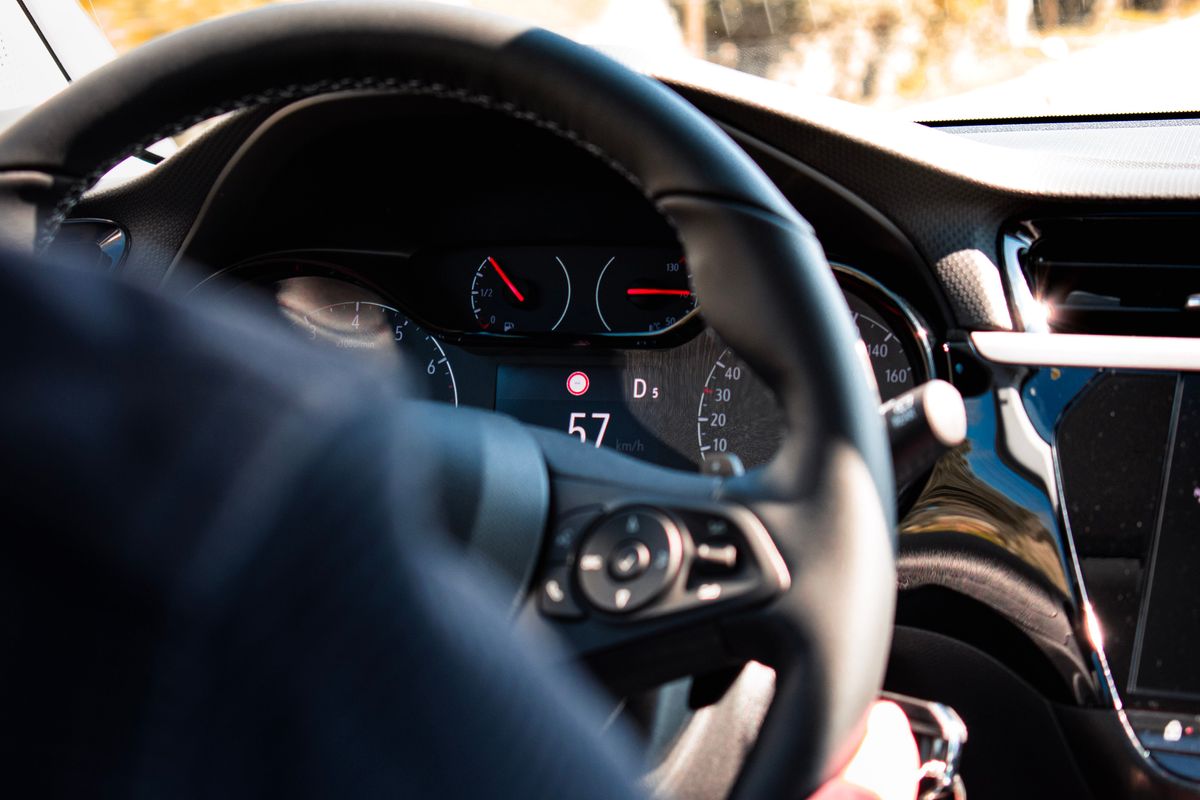Conduzir um Opel de aluguer com a SIXT em Portugal