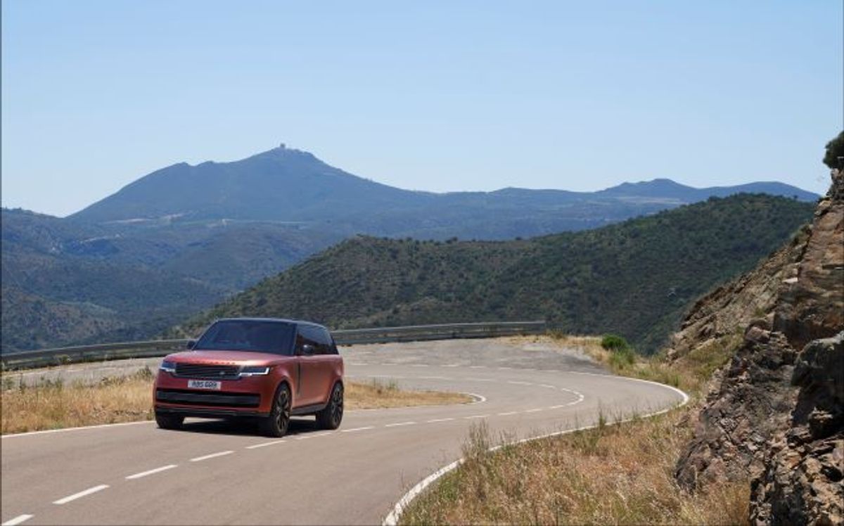 Range Rover sur une route de montagne