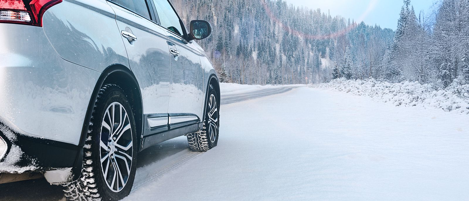 Foto eines Autos im Winter