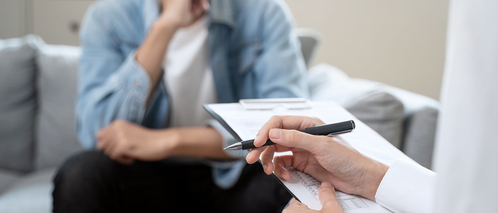 Eine Pflegerin spricht mit einem Patienten