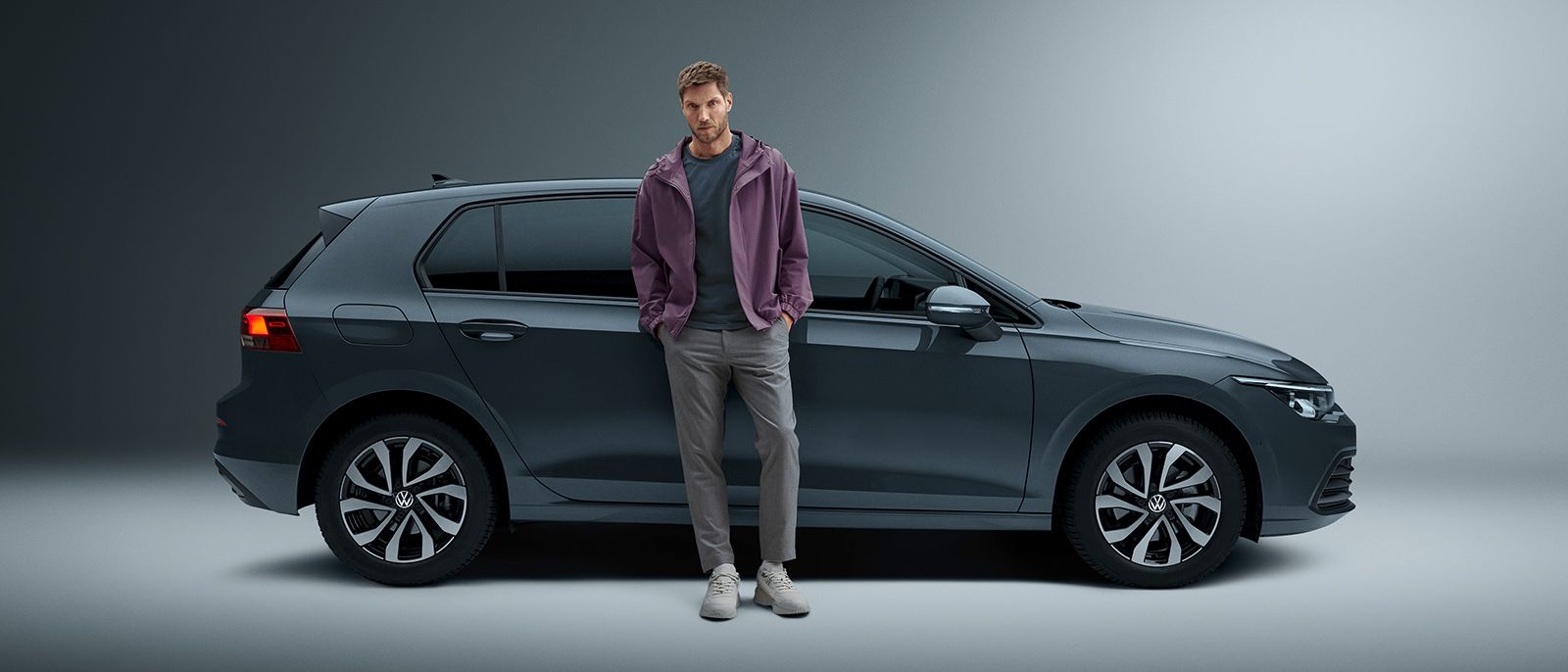 Un uomo davanti a una VW GOlf