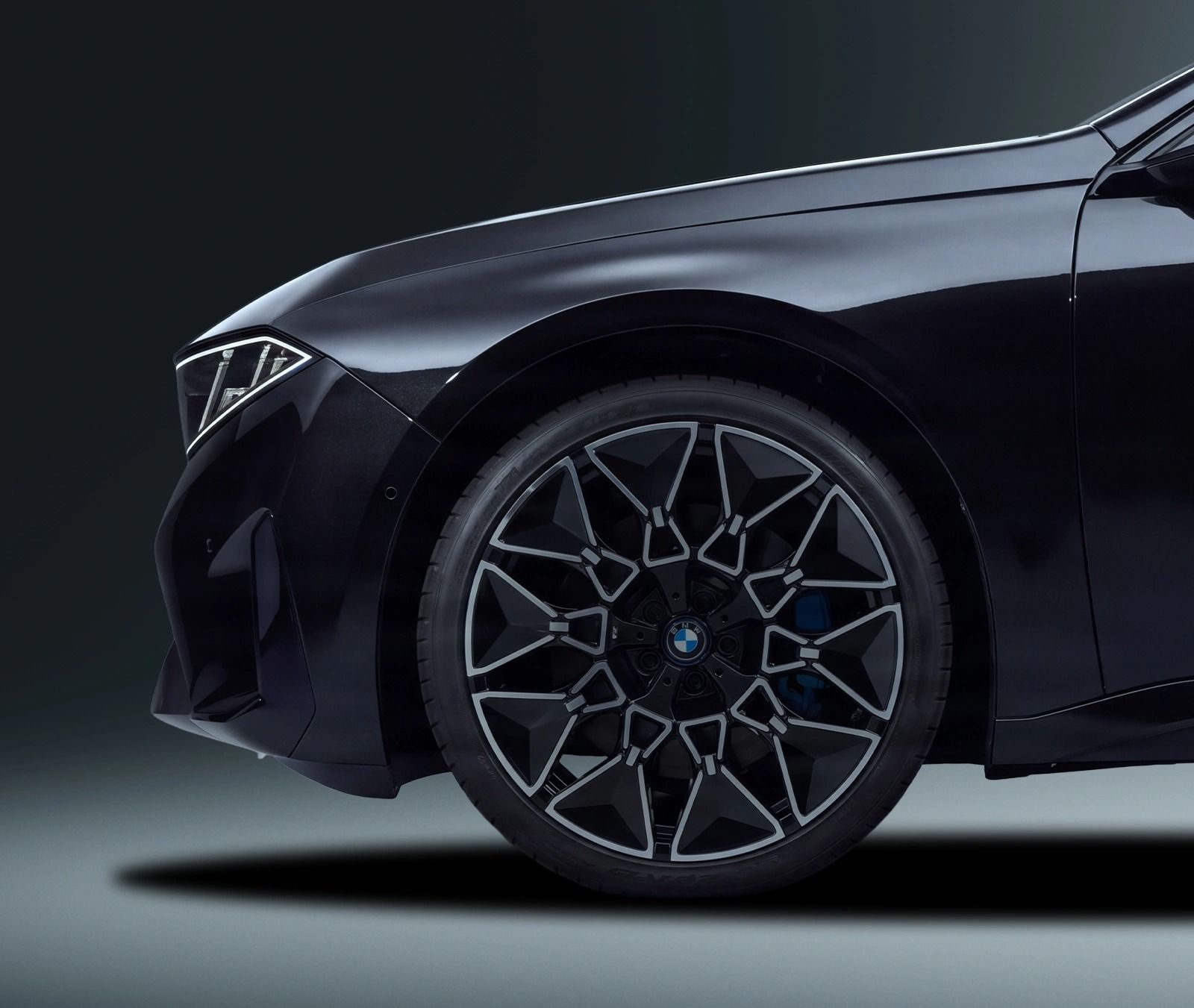 Nahaufnahme des Vorderrads des BMW i3