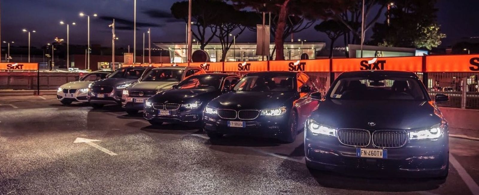 Firmenkunden Flotte auf einem Parkplatz