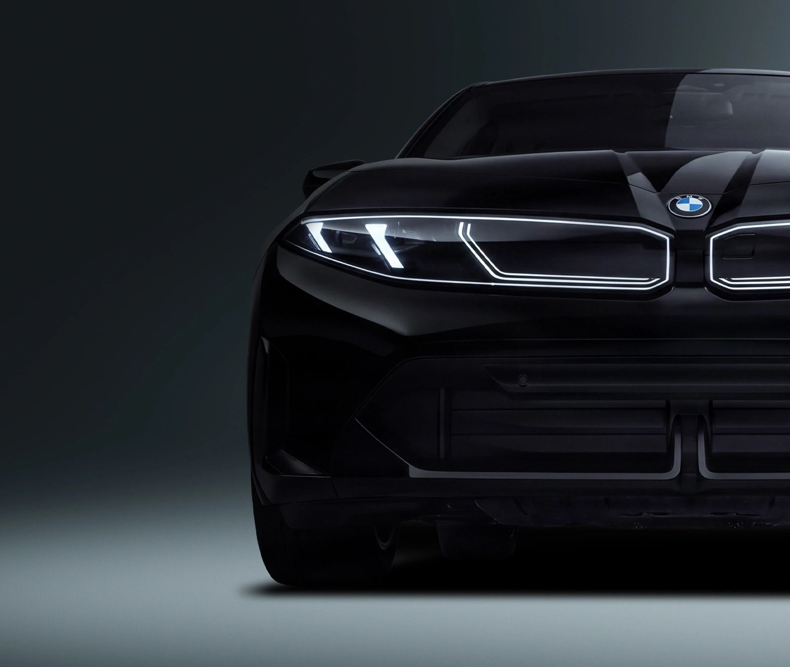 Schwarzer BMW i3, Frontansicht mit beleuchteter Niere