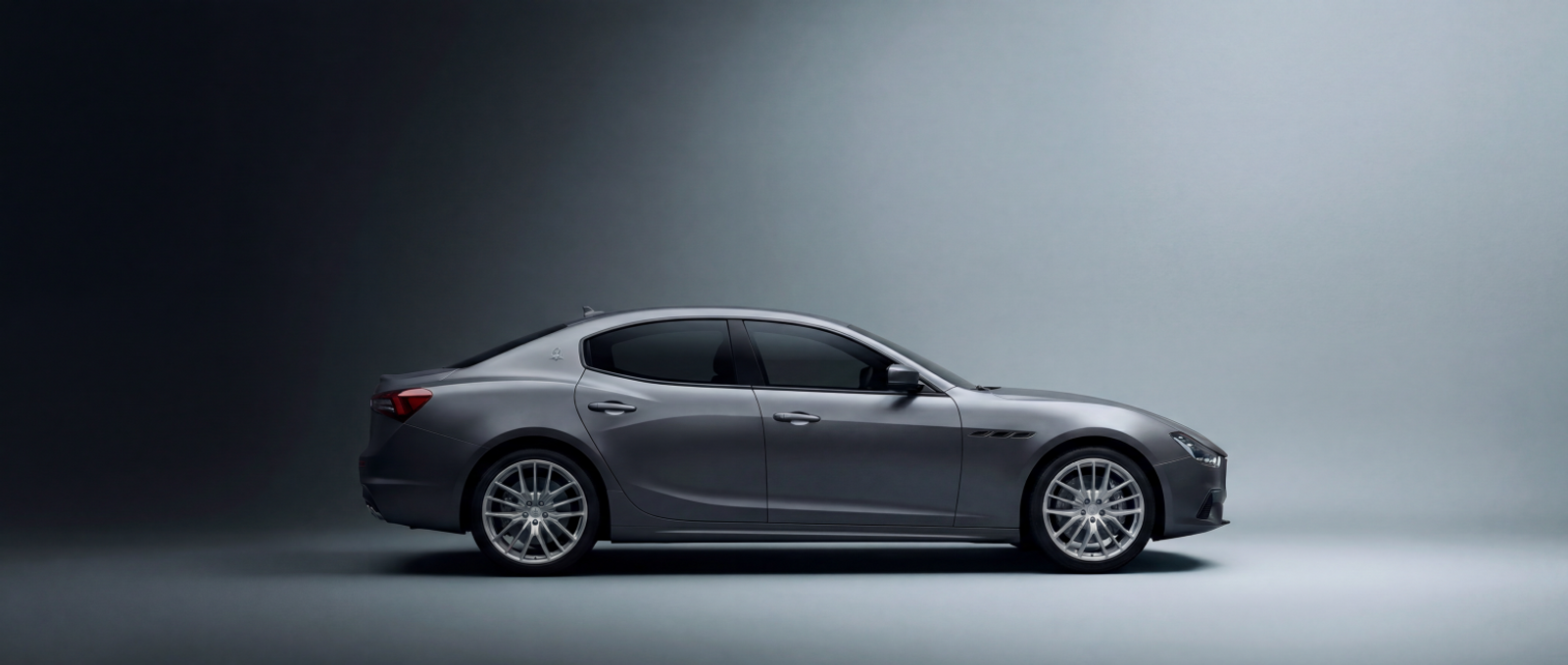 Genießen Sie Ihre fahrt mit einem luxuriösen Maserati Ghibli