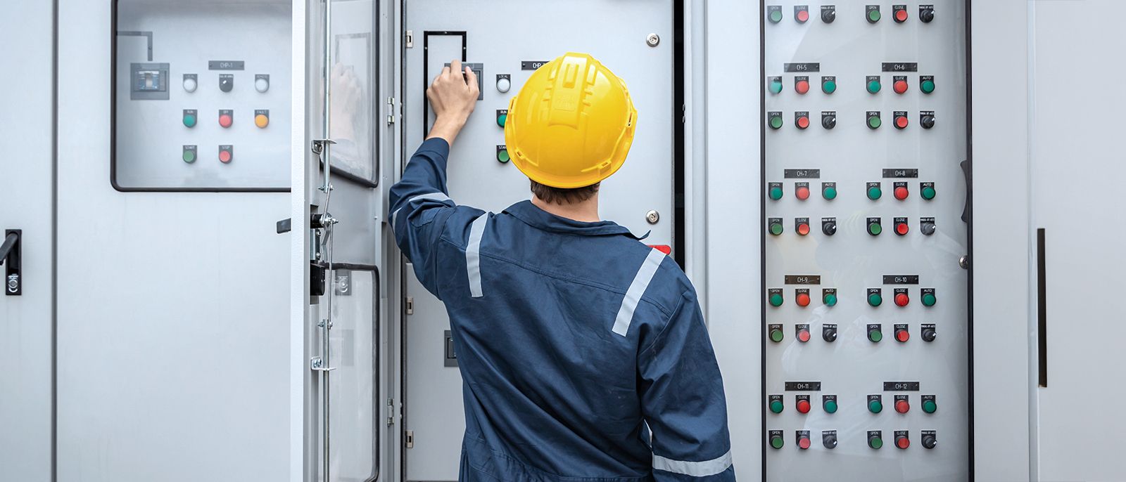 Ein Techiker im Außendienst arbeitet an einem Elektro-Kasten