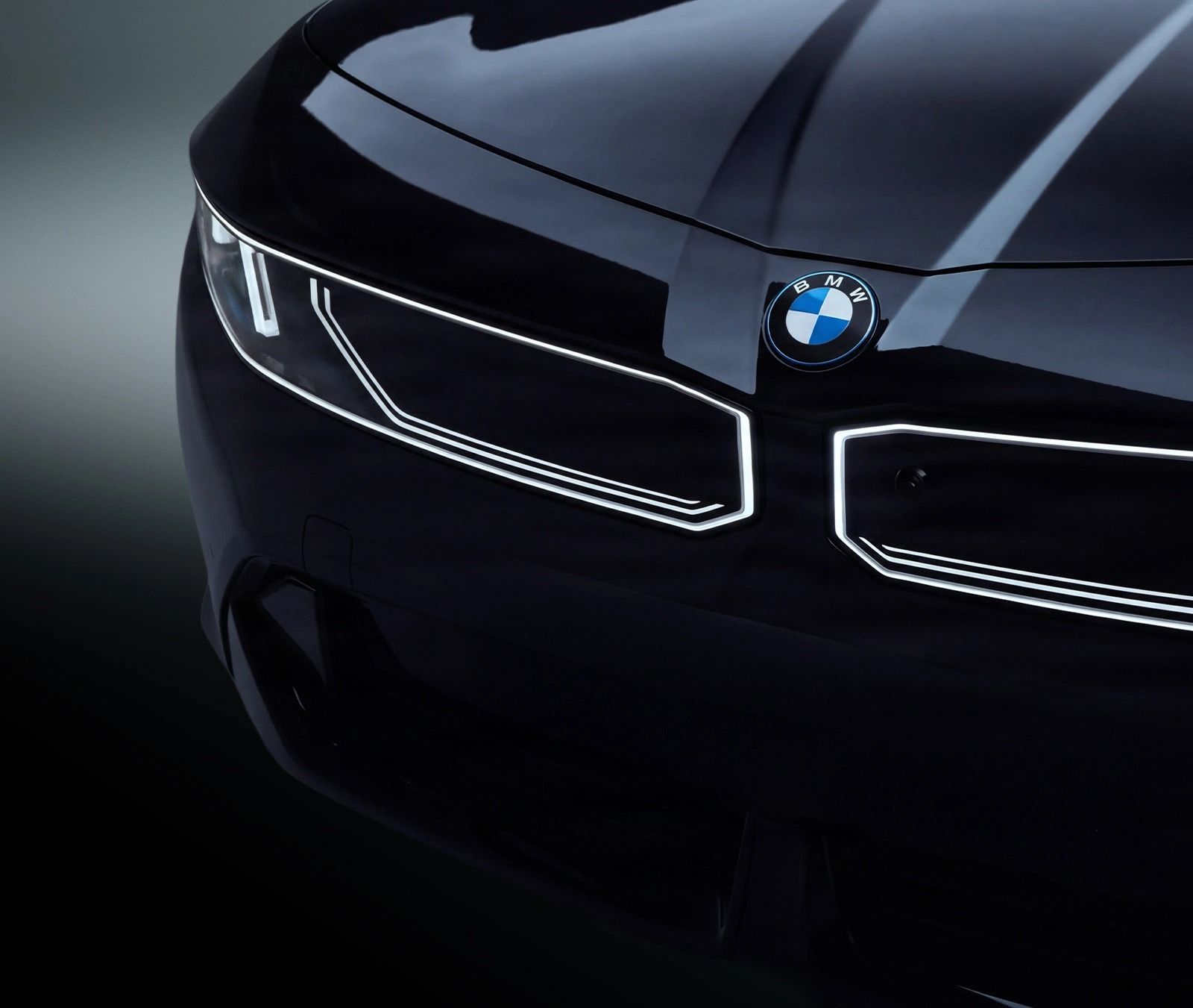 Nahaufnahme von Scheinwerfer und Emblem des BMW i3