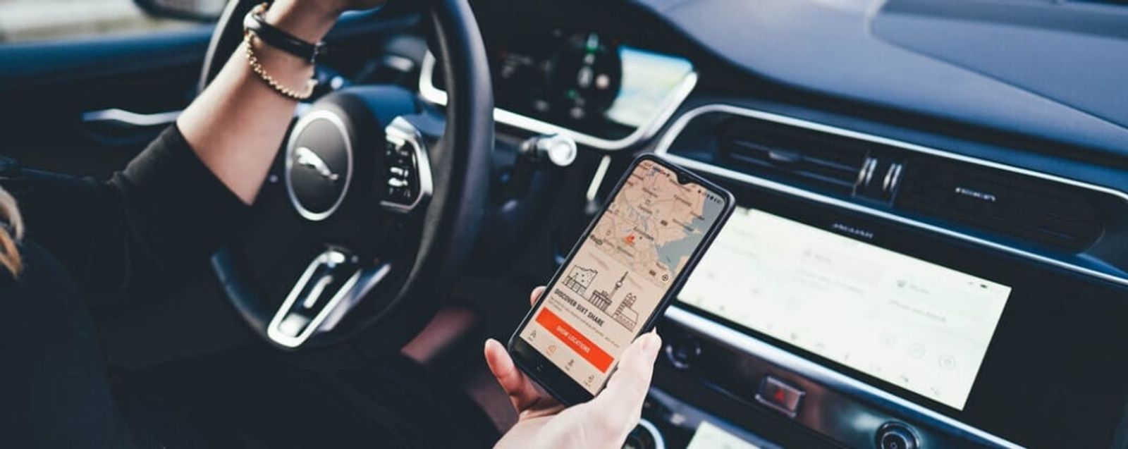 Eine Hand hält ein Smartphone mit der geöffneten SIXT App