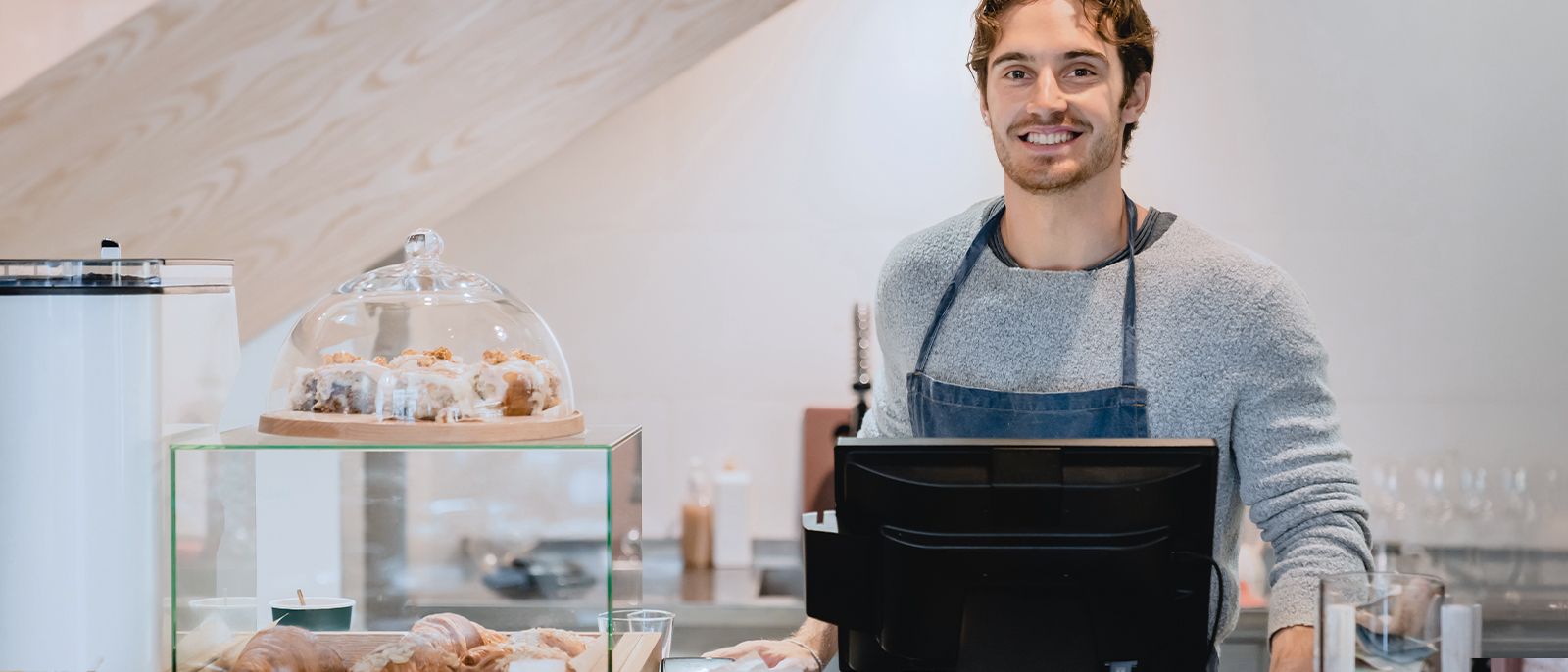 Ein Kaffee-Inhaber arbeitet an der Theke