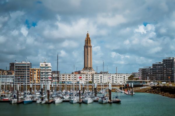 Unternehmungen mit dem Mietwagen in Le Havre im Sommer