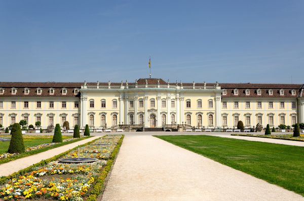 Visite el Parque Favorite con nuestro servicio de alquiler de coches en Ludwigsburg