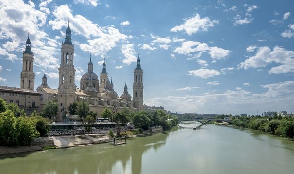 Puede solicitar el alquiler de autos en Zaragoza Aeropuerto una vez que arribe