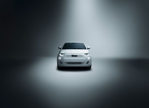 Coche híbrido de empresa en carretera