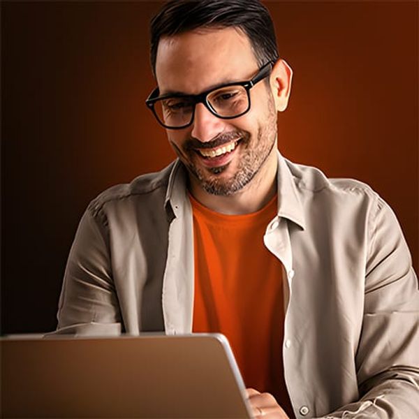 Ein Geschäftsmann schaut in einen Laptop