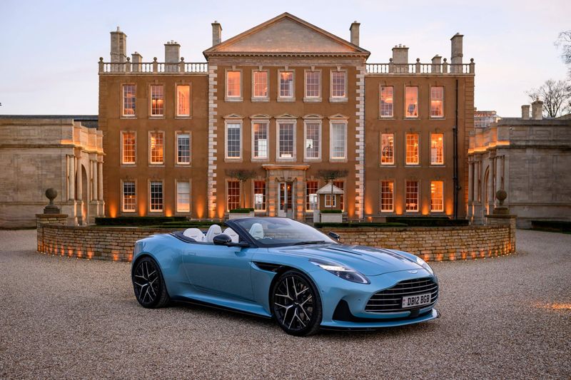 Aston Martin DB12 Frontansicht auf einem Hof