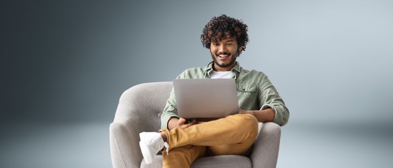 Geschäftsmann checkt seinen Laptop