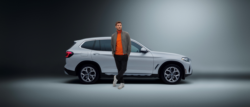 Hombre apoyado en BMW X3
