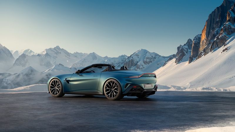 Aston Martin Vantage auf einer ruhigen Landstraße