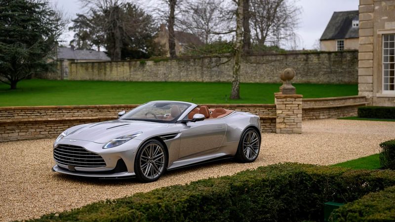 Aston Martin DB12 in Aktion auf einer Landstraße