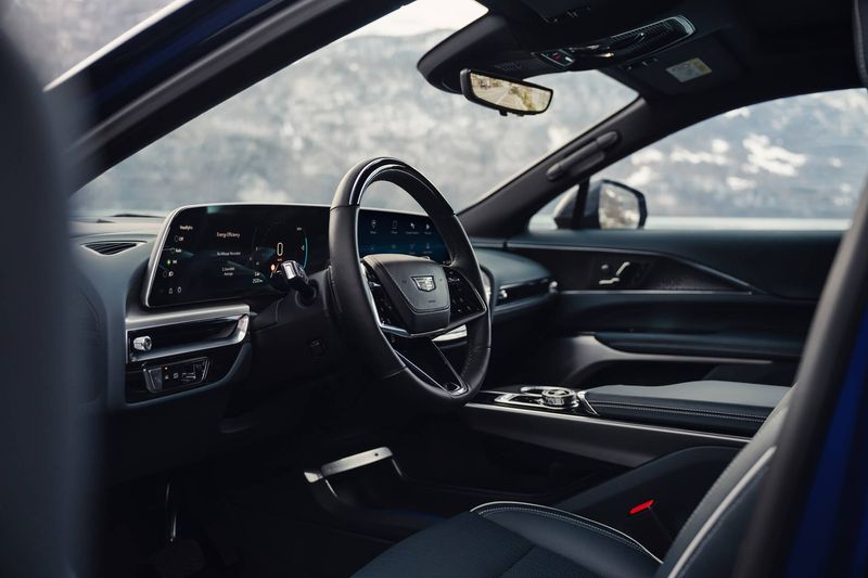 Innenraum des Cadillac LYRIQ mit moderner Ausstattung
