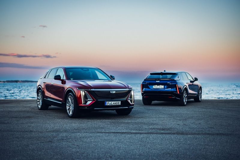Zwei Cadillac LYRIQ