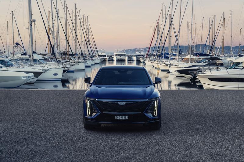 Außenaufnahme des Cadillac LYRIQ in ikonischem Design